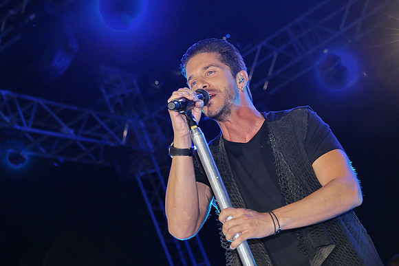 Nikos Oikonomopoulos, singer
