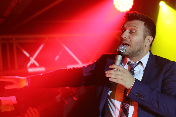Yannis Ploutarchos, singer & songwriter